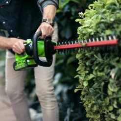 Greenworks 40v Hedge Trimmer With 2Ah Battery And Charger -Garden Bulbs Store 180282 1